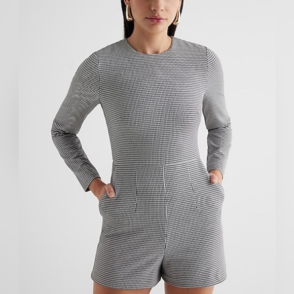 Express comfy black and white  jumpsuit.  XS feels like small. Size 8 - Picture 2 of 5